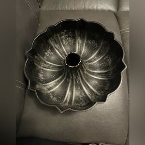 This is a vintage Northland Aluminum Products Bundt pan.